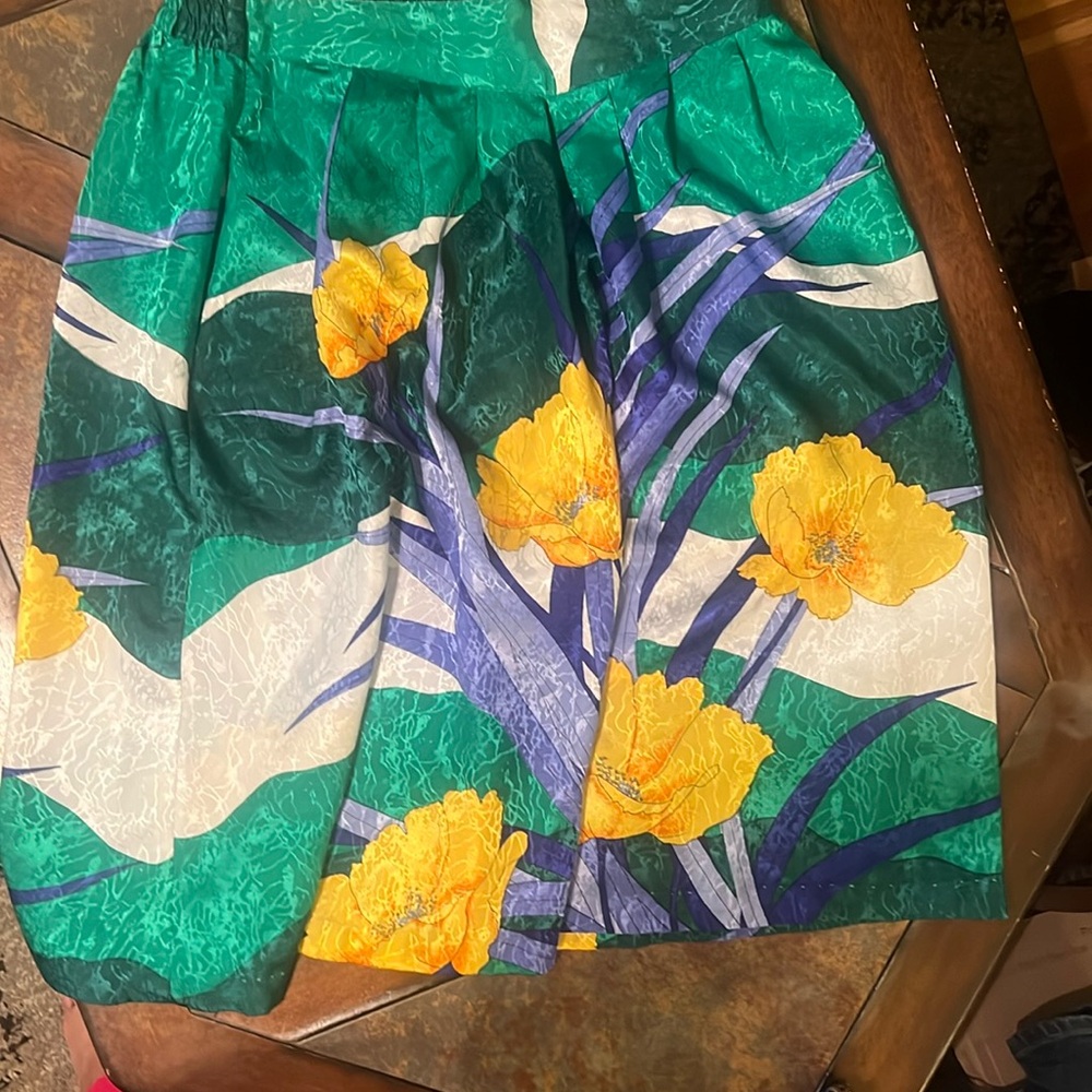 Vintage skirt, beautiful print. Elastic waist, pockets